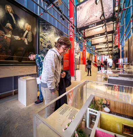 With more than 80 photos and objects from the collection of the Amsterdam Museum and the City Archives, Van der Laan wanted to show how Amsterdammers in the past dealt with the challenges associated with rapid growth and economic prosperity.