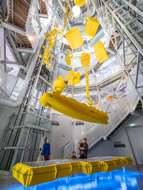 At the heart of the building is the 22-metre-high atrium, where a kinetic installation and an interactive port model bring the port’s energy to life. The experience is visible from every level.