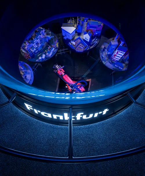 In the snow globe you’ll find eight typical Frankfurter clichés, each one designed by an international artist.