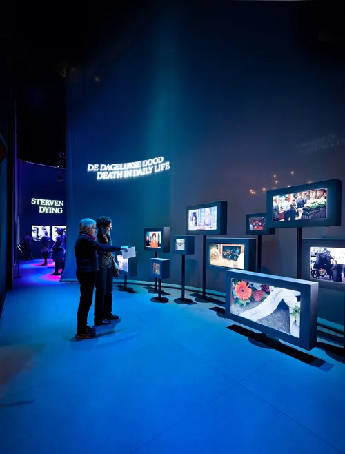Screens with stories