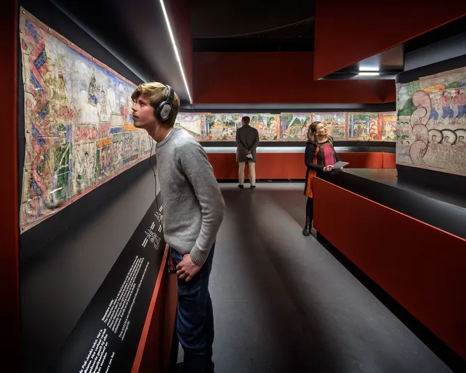 The story of his life is told as if it were a comic strip. Presented in an intimate pavilion, a selection of beautiful reliefs from Ghandara shows the highlights of the Buddha’s life in a linear fashion. These first depictions of Buddha are countered by what is displayed on the surroundings walls.