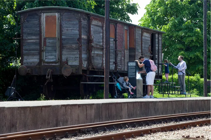 We wanted to ‘tarnish’ the freight wagon as little as possible, both inside and outside, with exhibition-like elements like photos, panels and texts.