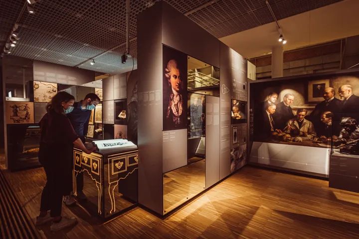 We have made the walls from a reflective, opaque material – this labyrinthic structure creates an illusion.