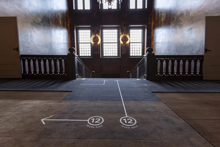 To further enhance the authentic palace experience, we developed an “invisible” runner that is almost indistinguishable from the original floor.
