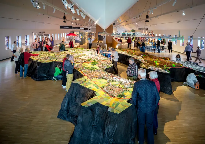 A main feature is the 75 m2 Frankfurt scale model made by Rotterdam-based artist Herman Helle using found objects from Frankfurt.