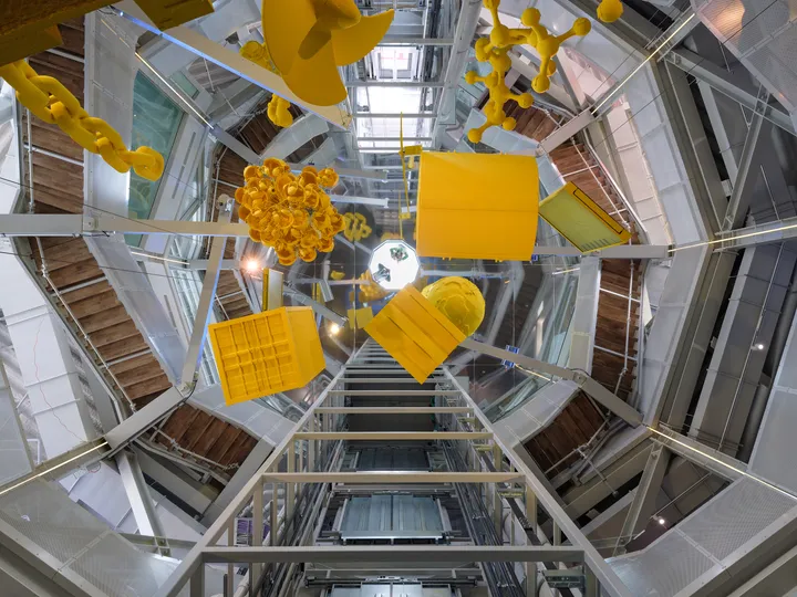 At the heart of the building is the 22-metre-high atrium, where a kinetic installation and an interactive port model bring the port’s energy to life. The experience is visible from every level.