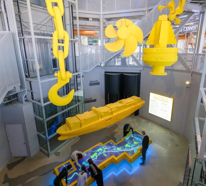 At the heart of the building is the 22-metre-high atrium, where a kinetic installation and an interactive port model bring the port’s energy to life. The experience is visible from every level.