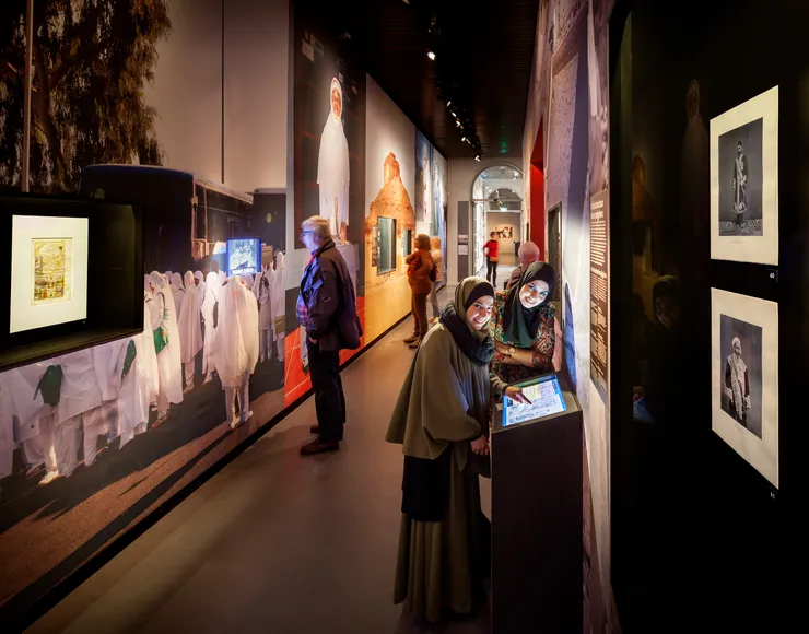 Visitors meet Dutch Hajj travelers who share their personal experiences in an intimate setting through video portraits.