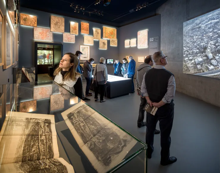 A different setting in another space provides insights into the ever- changing borders of the city using historic maps and film projections.