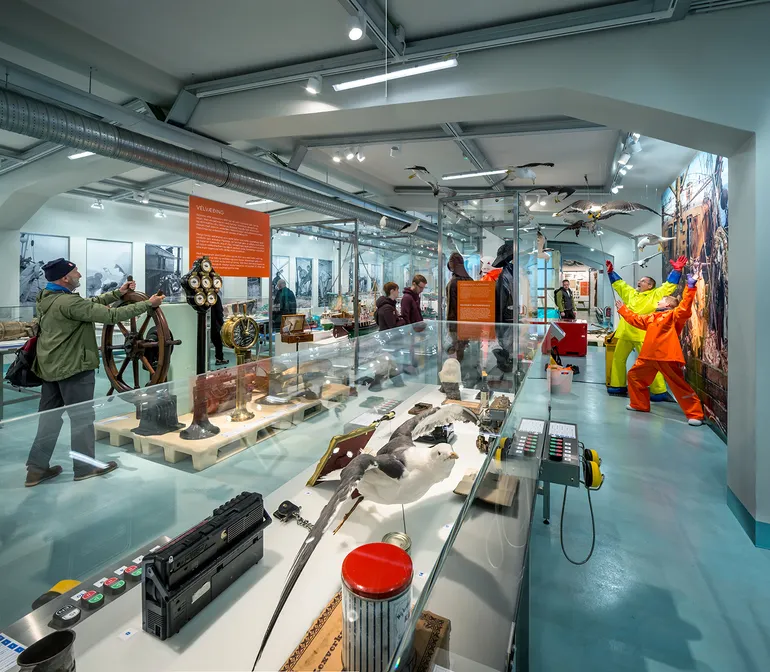 For the design of this exhibition we worked with materials from the fishing industry.