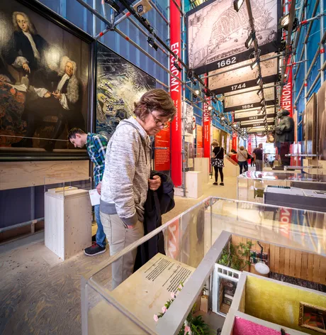 With more than 80 photos and objects from the collection of the Amsterdam Museum and the City Archives, Van der Laan wanted to show how Amsterdammers in the past dealt with the challenges associated with rapid growth and economic prosperity.