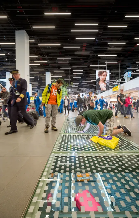 Visible luggage conveyer system