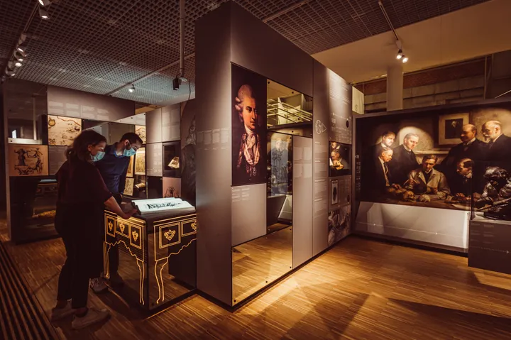 We have made the walls from a reflective, opaque material – this labyrinthic structure creates an illusion.