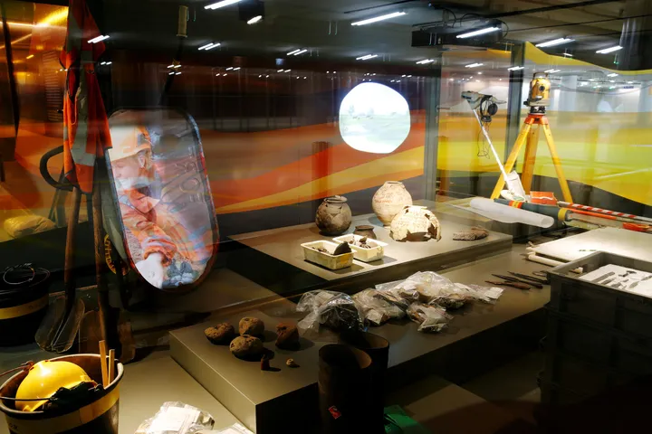 Peakholes, layers of exhibition