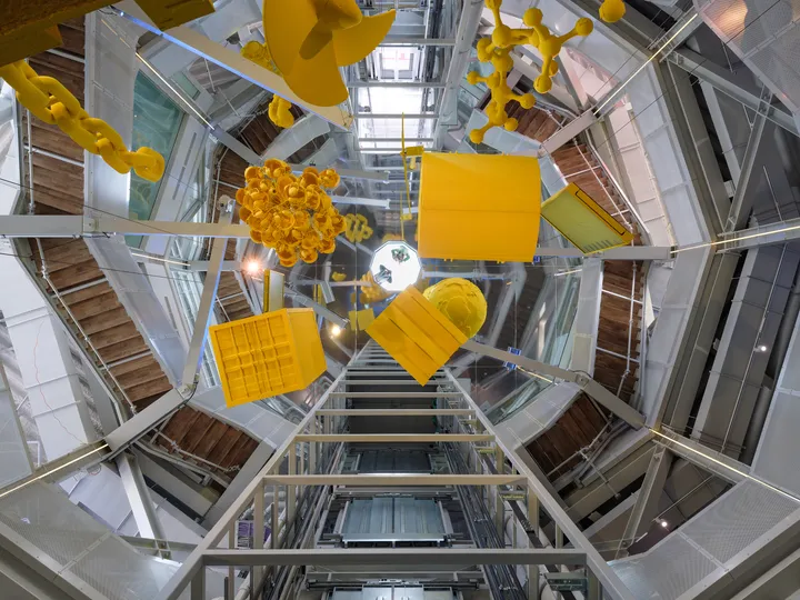 At the heart of the building is the 22-metre-high atrium, where a kinetic installation and an interactive port model bring the port’s energy to life. The experience is visible from every level.