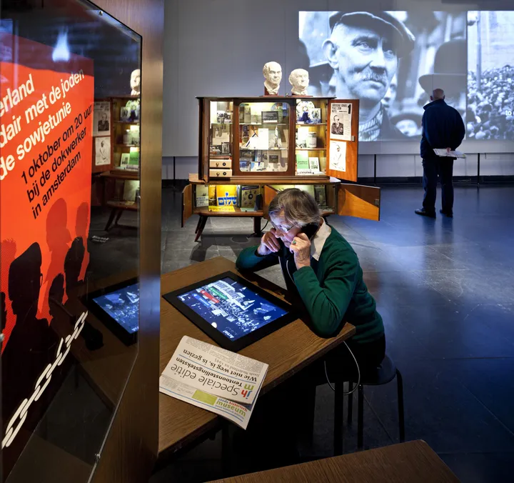 A close read with screens