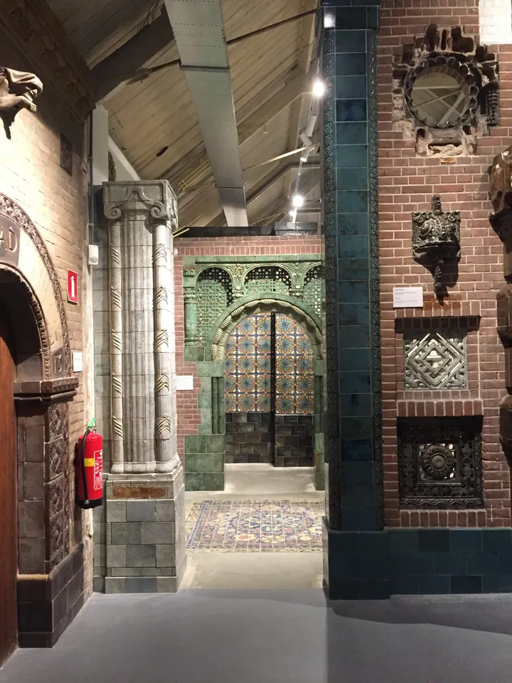 replicas of pieces from the Peace Palace, ceramic wall coverings from the former Rotterdam post office, ceilings from the Beurs van Berlage and ceramic finishes from the Steenkolen Handels Vereninging building in Rotterdam.