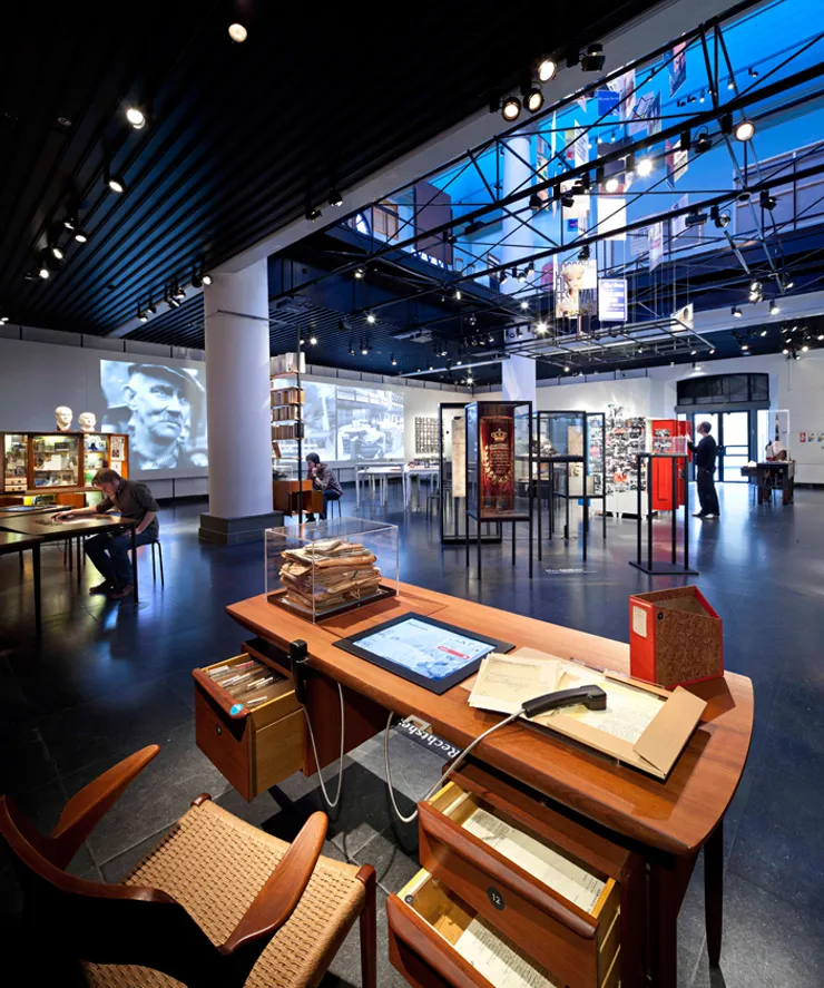 To accommodate the exhibition, the ceiling between the ground and first floors has been opened up, which does justice to the spatial experience of the synagogue.