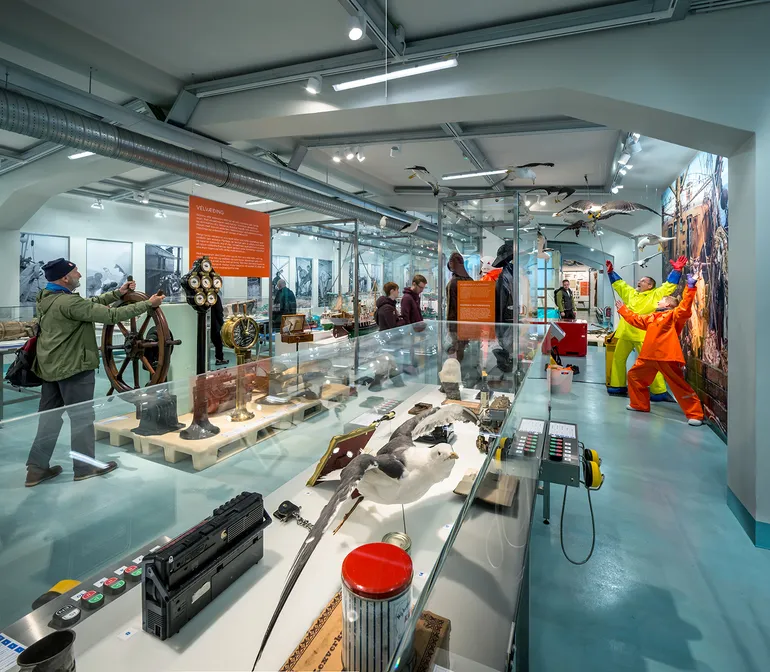 For the design of this exhibition we worked with materials from the fishing industry.